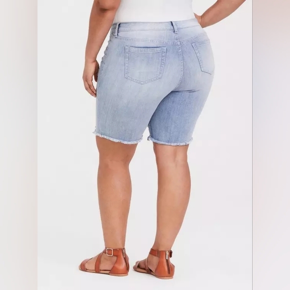 Torrid Boyfriend  Vintage Stret Denim Distructed Bermuda Shorts 18 - Picture 2 of 15